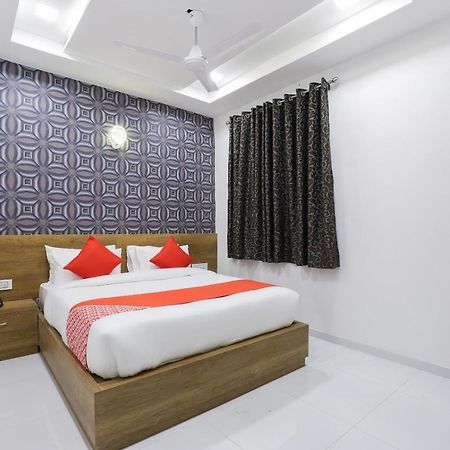 Hotel Oyo 49805 The Midway Sky Gandhinagar Exterior foto