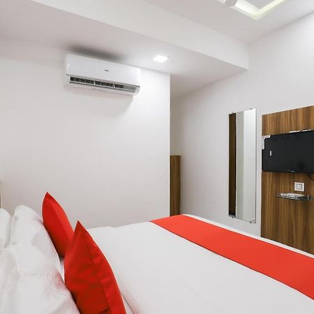 Hotel Oyo 49805 The Midway Sky Gandhinagar Exterior foto