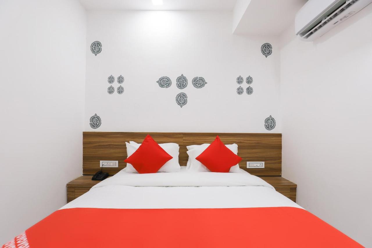 Hotel Oyo 49805 The Midway Sky Gandhinagar Exterior foto