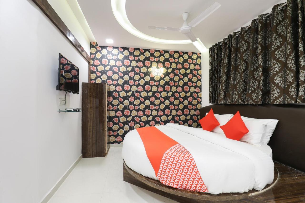 Hotel Oyo 49805 The Midway Sky Gandhinagar Exterior foto