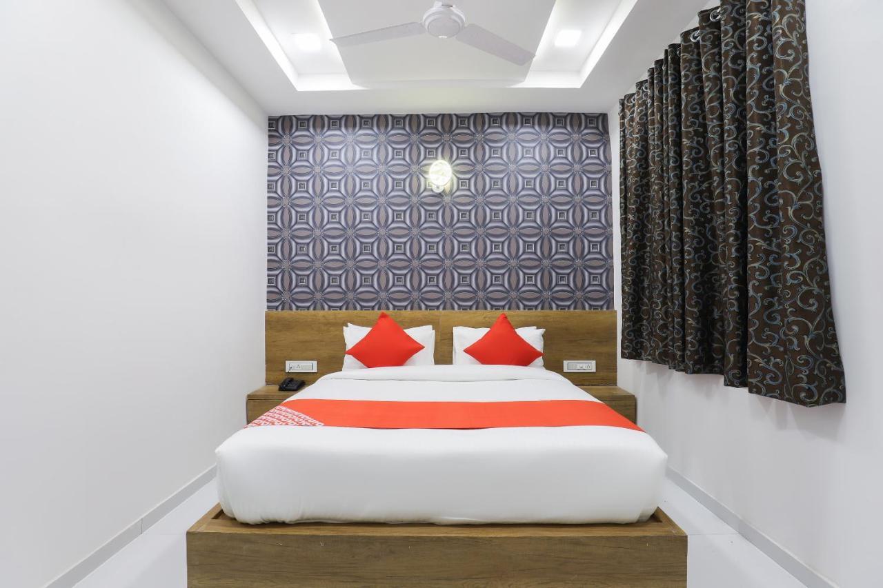 Hotel Oyo 49805 The Midway Sky Gandhinagar Exterior foto