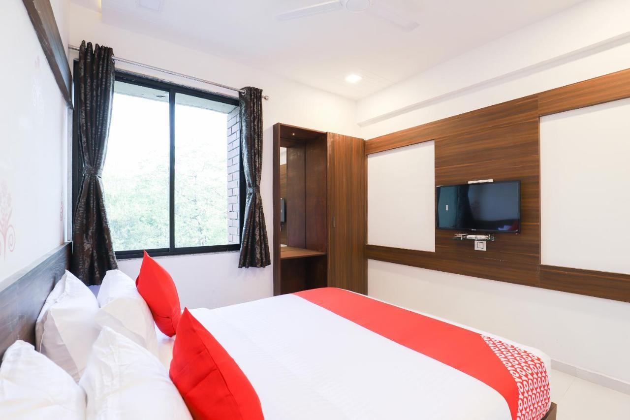 Hotel Oyo 49805 The Midway Sky Gandhinagar Exterior foto