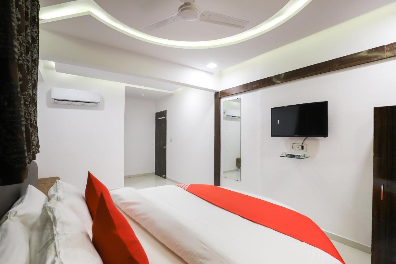 Hotel Oyo 49805 The Midway Sky Gandhinagar Exterior foto