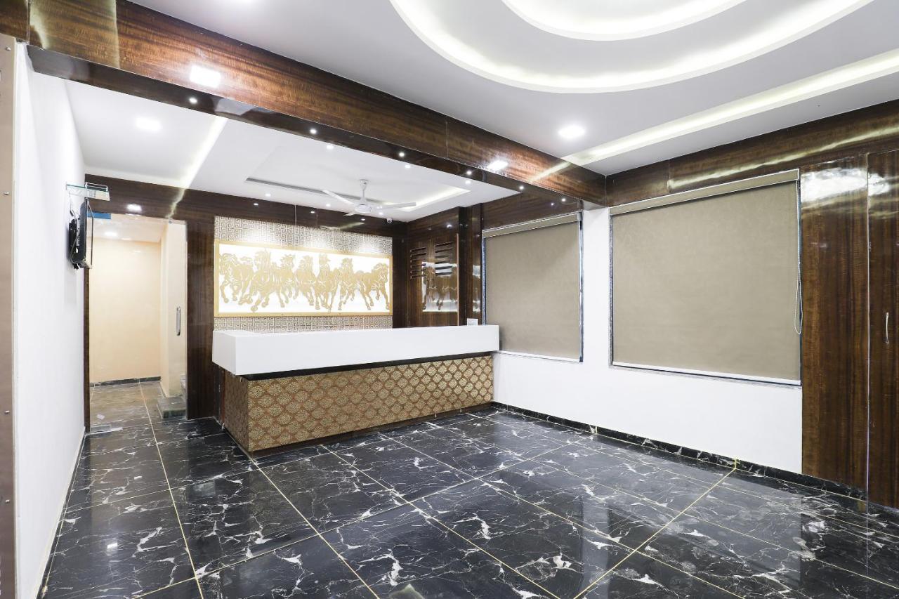 Hotel Oyo 49805 The Midway Sky Gandhinagar Exterior foto