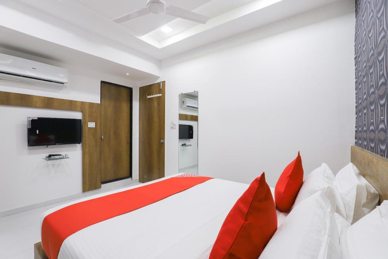 Hotel Oyo 49805 The Midway Sky Gandhinagar Exterior foto