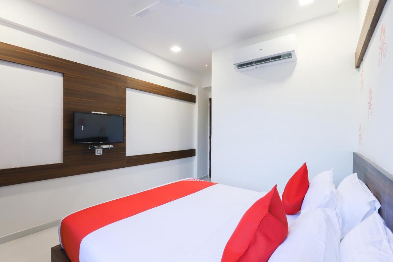 Hotel Oyo 49805 The Midway Sky Gandhinagar Exterior foto
