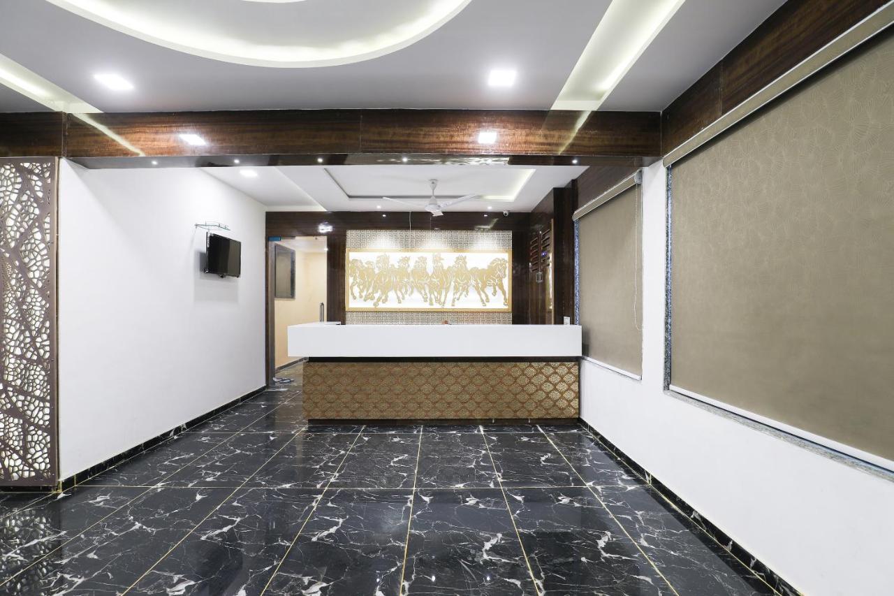 Hotel Oyo 49805 The Midway Sky Gandhinagar Exterior foto