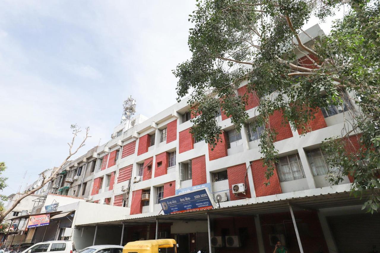 Hotel Oyo 49805 The Midway Sky Gandhinagar Exterior foto